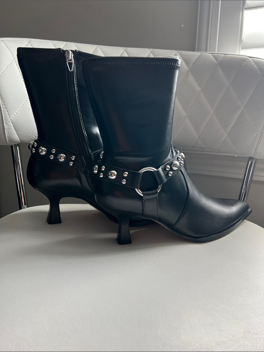 Dolce Vita Women’s 8 Black Studded Pointed-Toe kitten Heel Pleather Ankle Boots - Picture 4 of 8